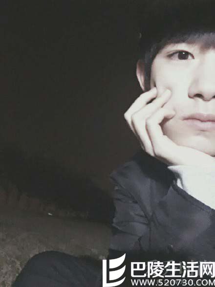 易烊千玺树上自拍