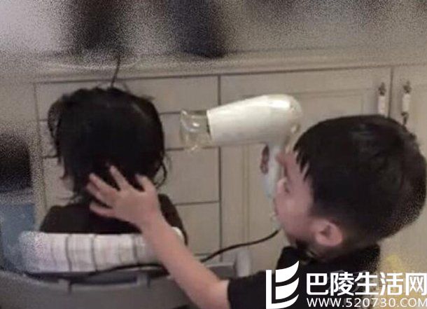 孙俪微博晒等等为小花小妹妹吹头发的照片