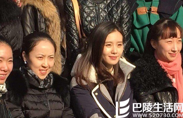 刘诗诗素颜返校引围观