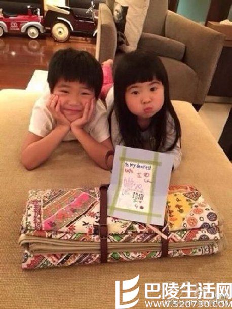　曹格微博晒儿女合照