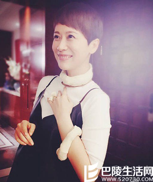 海清留金色短发