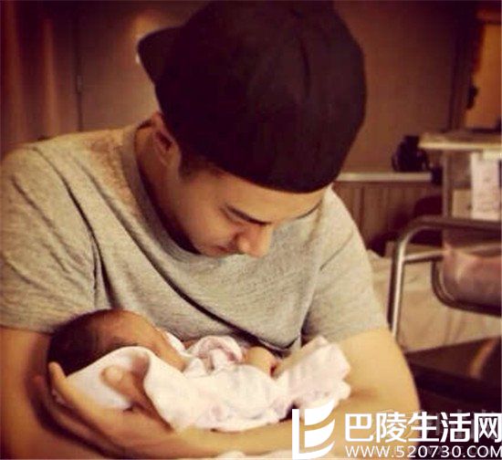 刘恺威抱着女儿 刘恺威抱着女儿