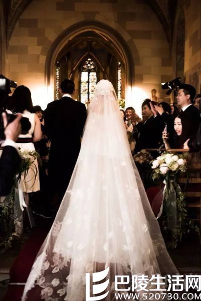 婚纱款式也属于复古款型