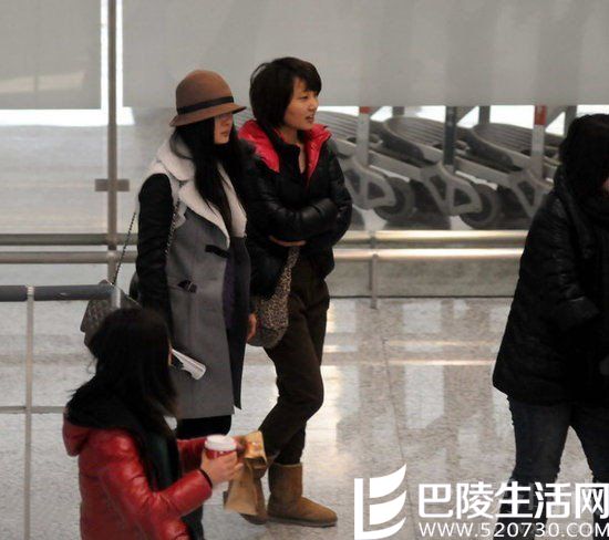 杨幂现身机场 杨幂现身机场