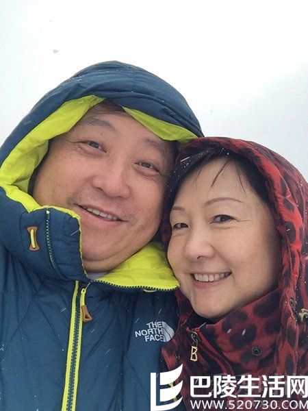 王晶与老婆合影