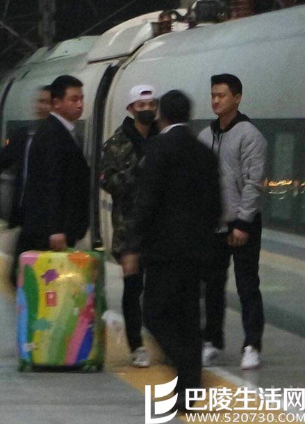 鹿晗坐高铁遭粉丝围堵 鹿晗坐高铁遭粉丝围堵