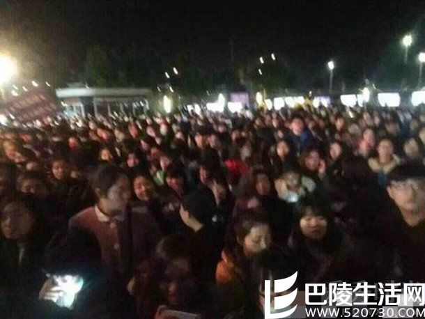 大批粉丝接站围堵的照片 大批粉丝接站围堵的照片