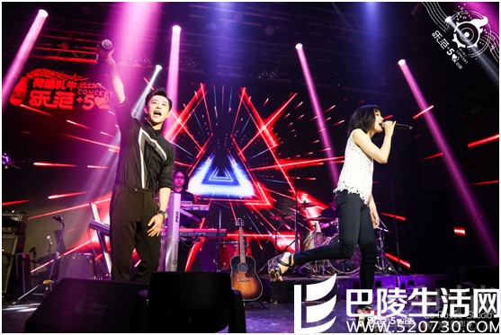 主持人也跟着嗨起来 主持人也跟着嗨起来