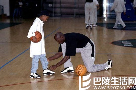 乔丹屈膝跪地为儿子绑鞋带