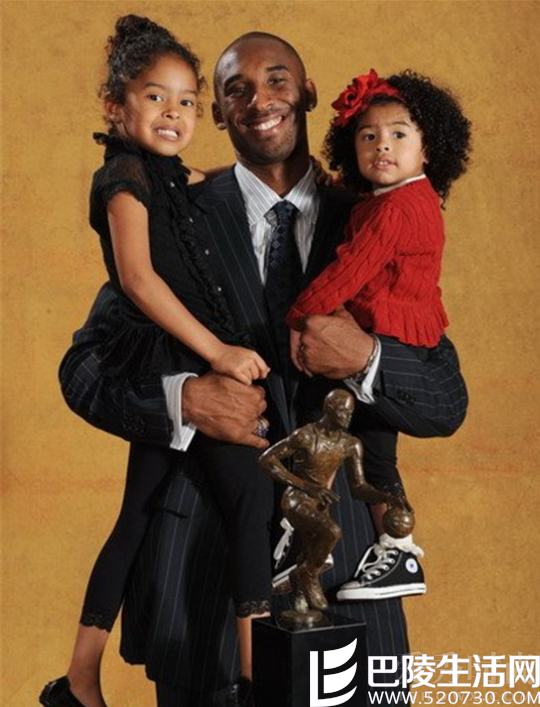 科比与女儿们一起接受奖杯