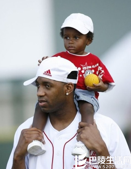 麦蒂儿子骑肩上