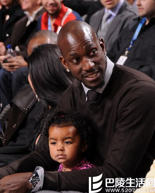 加内特携女儿场边观战全明星