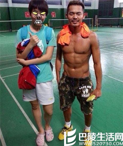 林丹裸上半身合影女粉丝