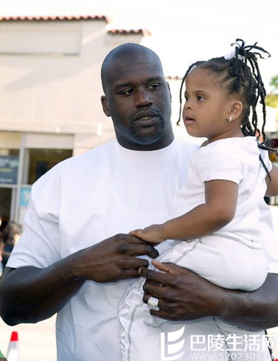 奥尼尔与女儿亲子装出行