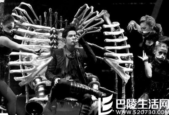 周杰伦示范魔术