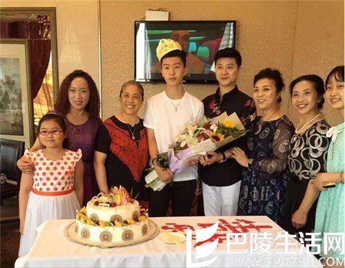 范冰冰家人合影 范冰冰家人合影