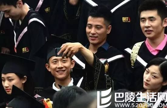 张一山毕业照 张一山毕业照