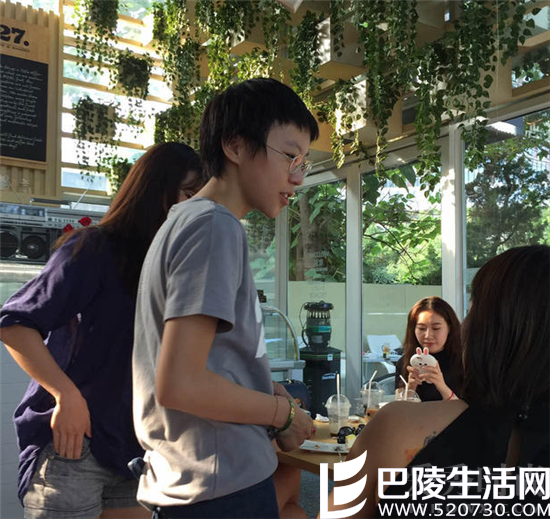 带着眼睛像书生