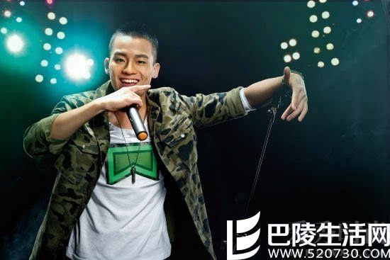 欧豪拿到亚军的奖杯 欧豪拿到亚军的奖杯