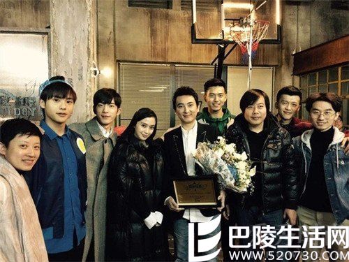 王思聪和剧组人合影 王思聪和剧组人合影