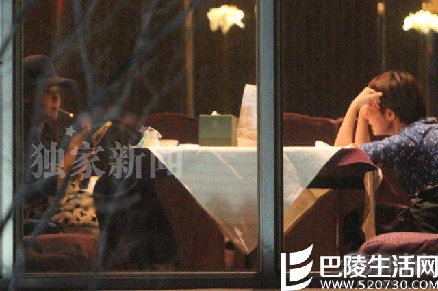 紧盯手机发信息 紧盯手机发信息