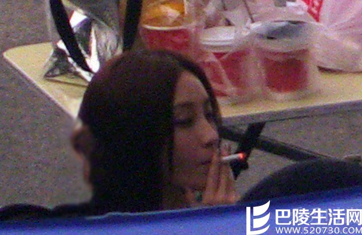 姚笛吸烟 姚笛吸烟