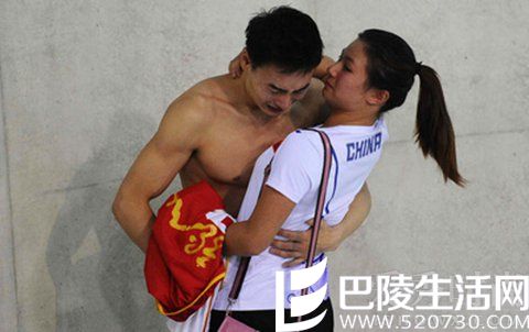 何姿拥抱秦凯,耳语安慰 何姿拥抱秦凯,耳语安慰