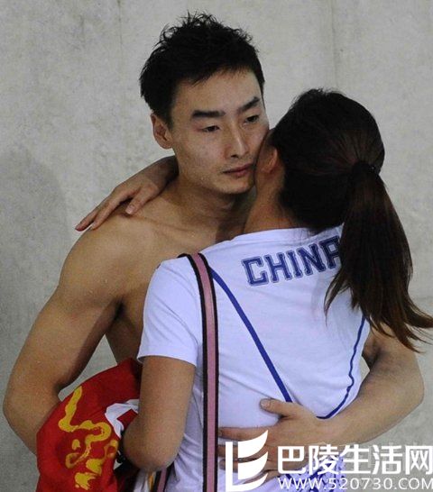 秦凯丢金拦腰抱何姿大哭 两人恋情曝光 秦凯丢金拦腰抱何姿大哭 两人恋情曝光