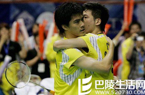 傅海峰和搭档相拥