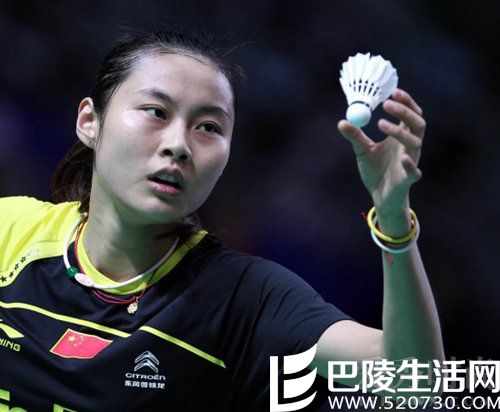 王仪涵打球时认真状态