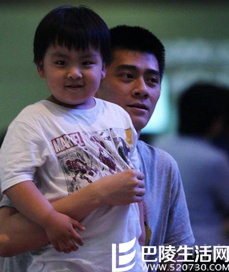 傅海峰和儿子合影