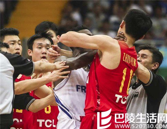 周鹏被锁喉 周鹏被锁喉