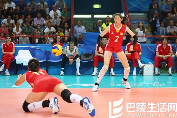 徐云丽踩脚摔倒 活动右脚踝无碍 徐云丽踩脚摔倒 活动右脚踝无碍