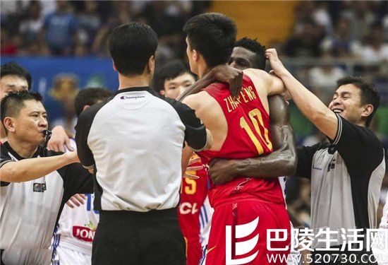 对方抱住周鹏 对方抱住周鹏