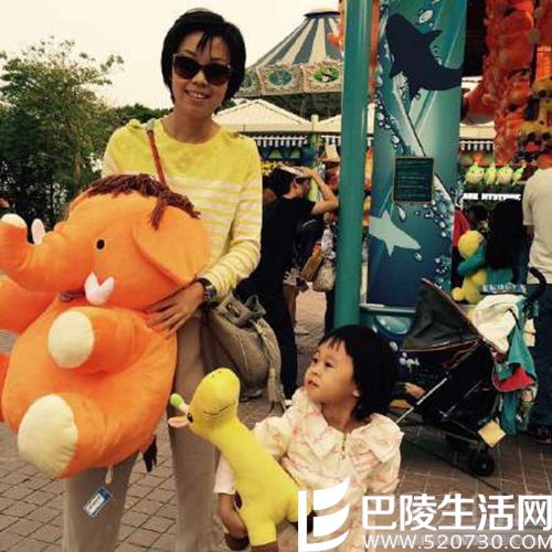 张怡宁与女儿外出