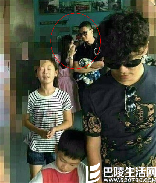 马蓉和宋喆在王宝强背后讲悄悄话