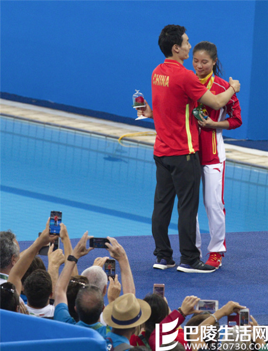 秦凯何姿甜蜜相拥