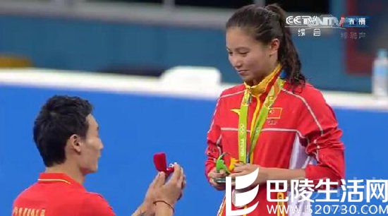 何姿接受秦凯的求婚钻戒