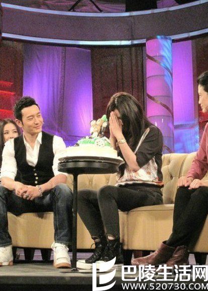 黄晓明为赵薇准备蛋糕 黄晓明为赵薇准备蛋糕