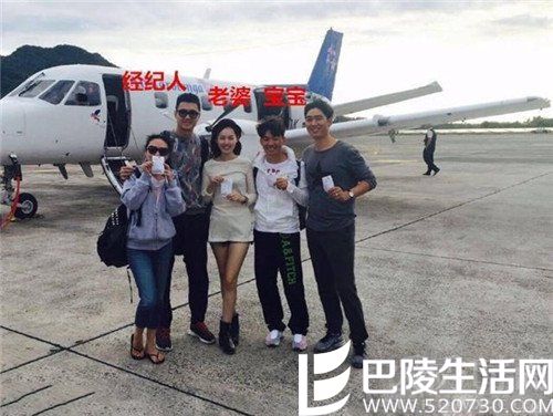 众人合影见端倪