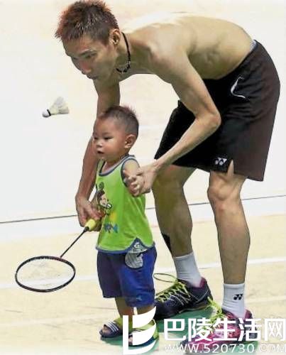 李宗伟教儿子打羽毛球