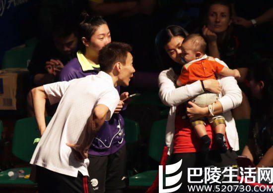 中国球员争抱李宗伟儿子