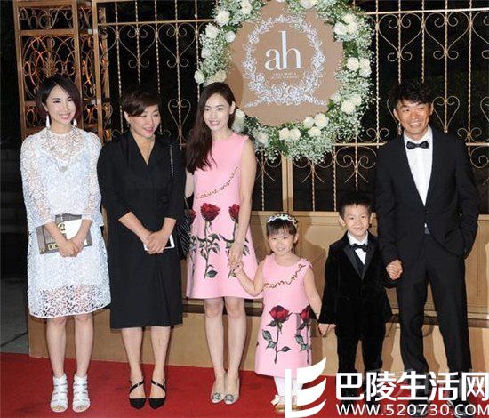 王宝强一家人出席黄晓明婚礼