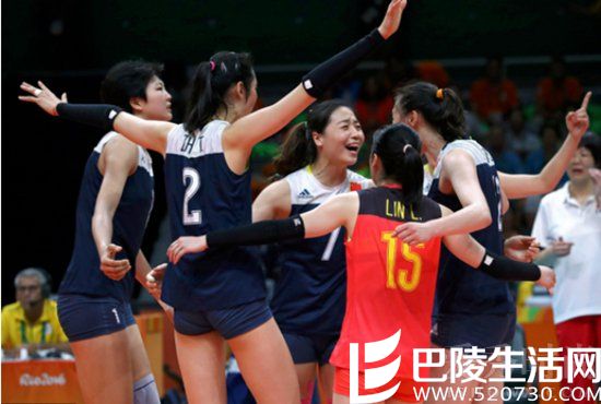 中国女排欢呼庆祝胜利 