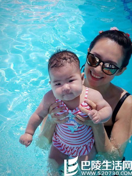 章子怡带女儿泳池游泳 章子怡带女儿泳池游泳