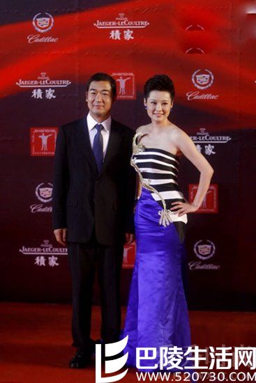 上身不规则的条纹还配上了壁虎的图案设计