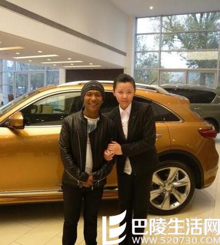 和销售人员合照