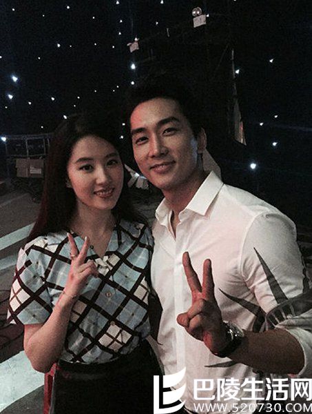 宋承宪与刘亦菲甜蜜合影 宋承宪与刘亦菲甜蜜合影