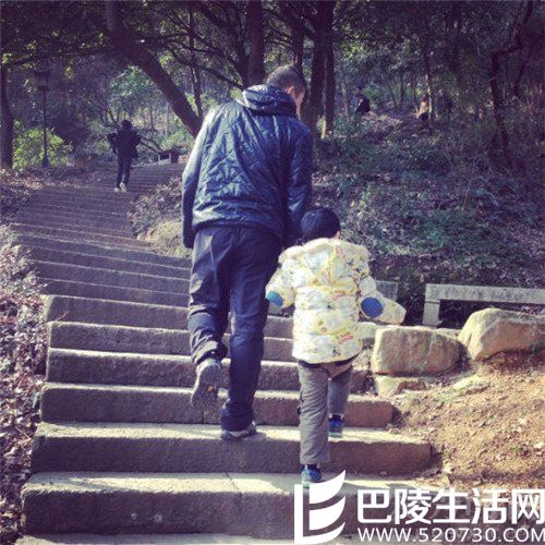 南派三叔和儿子爬山