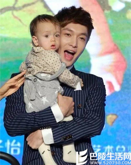 张艺兴抱娃